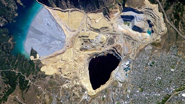 Bakır madeninin yanındaki gölün derinliği 270 metre, fakat içerdiği ağır metaller ve tehlikeli kimyasal zehirlerden dolayı bu suyu içen ölüyor. 









