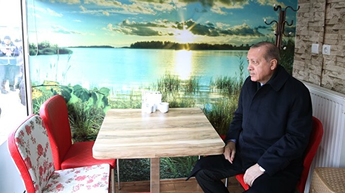 Cumhurbaşkanı Erdoğan, AK Parti il kongresi için gittiği Kastamonu'da bir esnafın ricasını kırmayarak börekçiye girdi. 
