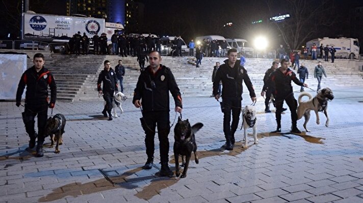 Yeni yıla saatler kala Taksim bölgesinde güvenlik önlemlerini attıran polis ekiplerine insanların en yakın dostu olarak ifade edilen köpekler de önleyici tedbir olarak destek oldu.