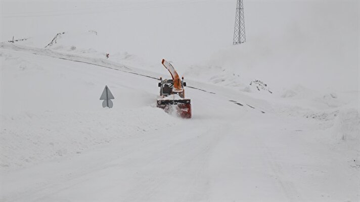 Van Büyükşehir Belediyesinden yapılan açıklamada, il genelinde kar nedeniyle 51 mahalleye ulaşım sağlanamadığı bildirildi.

