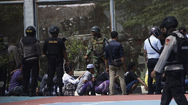 Endonezya'nın Açe kentindeki bir hapishanede mahkumlar tarafından çıkartılan isyan, güvenlik güçlerinin müdahalesi sonrasında kontrol altına alındı.