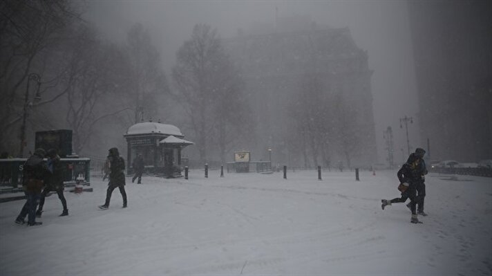 New York Valisi Andrew Cuomo, kar yağışı ve buzlanma nedeniyle eyalette acil durum ilan etti.
