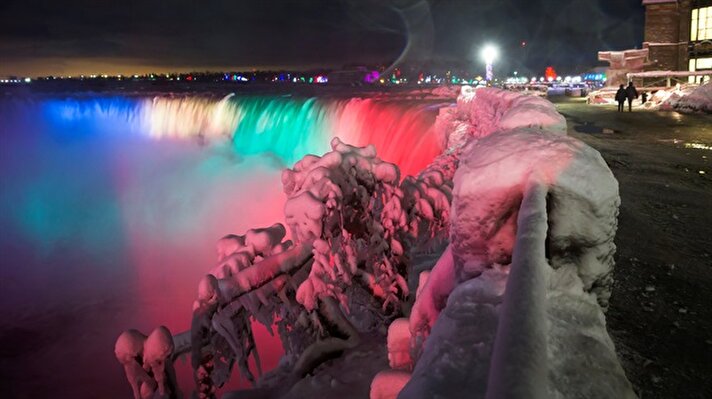 ABD’nin kuzeydoğusunda bir haftadır etkili olan kutup soğukları, 55 metrelik Niagara Şelalesi’ni dondurdu.

