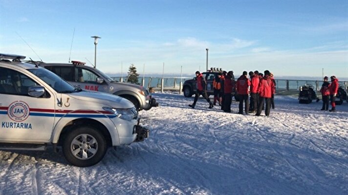 Türkiye'nin en önemli kış turizm merkezlerinden Uludağ'da yürüyüş yaparken uçurumda mahsur kalan ve geceyi eksi 5 derece soğukta ormanda geçiren 3 kişi, helikopterle kurtarıldı. 