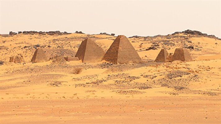  Başkentin yaklaşık 200 kilometre kuzeydoğusundaki Bagraviyah köyü yakınlarındaki Meruvah antik kentinde, M.Ö. 720-300 yıllarında inşa edilen ve Nubiya piramitleri olarak da bilinen 255 piramit bulunuyor. 