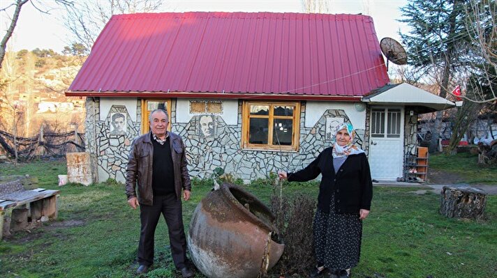 Uludağ eteklerinde bulunan Domaniç'e bağlı Muratlı köyünde yaşayan Naim (71) ve Feride Gün (66) çifti, balya saman ve ahşaptan yapılan evlerinde kışı 3 ton odunla çıkarıyor.

