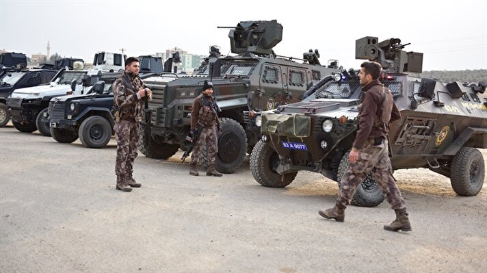 Şanlıurfa'nın Suriye sınırındaki Ceylanpınar ilçesinde zırhlı araçlardan oluşan polis konvoyu tur attı.
