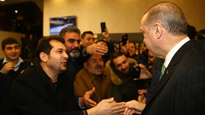 Cumhurbaşkanı Recep Tayyip Erdoğan, Kırıkkale'de uğradığı bir tesiste akşam yemeği yiyerek, vatandaşlarla sohbet etti.

