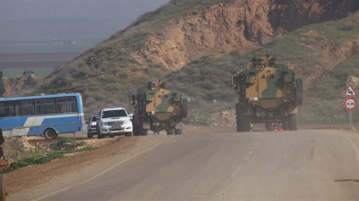 Türkiye'deki çeşitli birliklerden tırlar üzerinde gönderilen 24 zırhlı personel taşıyıcı ve sinyal kesici askeri araç Hatay'ın Reyhanlı ilçesine geldi. 

