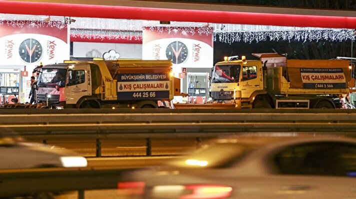 Meteoroloji Genel Müdürlüğünün İstanbul için yaptığı kar uyarısının ardından İstanbul Büyükşehir Belediyesi (İBB) ekipleri, harekete geçti.