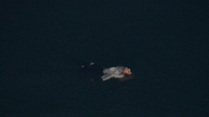 Adana’da genç bir kadın seyir halindeki taksiden atladıktan sonra köprüden göle atlayarak intihara kalkıştı. Bir süre suda yüzen genç kadın donmaktan son anda kurtarıldı.