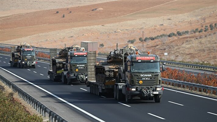 Turkey deploys armored vehicles to Syrian border