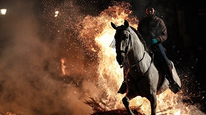 Horses leap through flames at Las Luminarias festival in Madrid