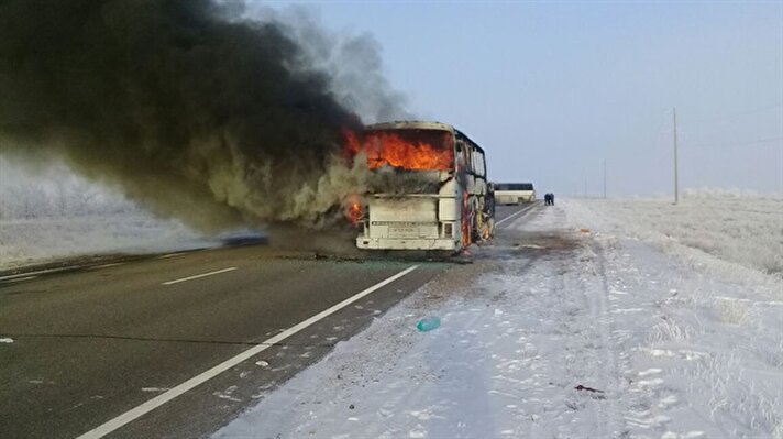 Kazakistan'da bir otobüsün yanması sonucu 52 kişi yaşamını yitirdi. İçişleri Bakanlığı, hareket halindeki aracın alev alması sonucu ortaya çıkan cehennemden yalnızca bir kişinin kurtulabildiğini açıkladı.