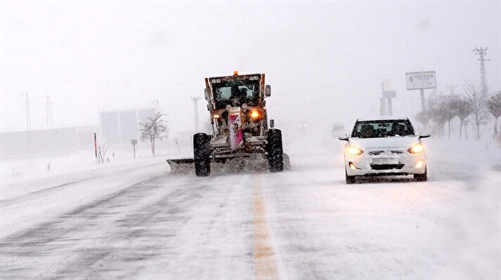 Bu arada kar yağışı ve sis nedeniyle Bitlis-Tatvan kara yolunda sürücüler ilerlemekte güçlük çekiyor.

