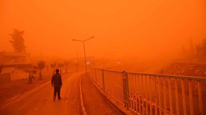 Suriye ve Irak üzerinden gelen toz bulutları Diyarbakır'da da etkili oldu. 