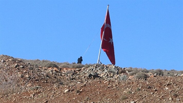 Hatay'ın Hassa ilçesinde, Afrin sınırının sıfır noktasında yaşayan köylüler, köyün yüksek tepesine dev Türk bayrağı astı.
