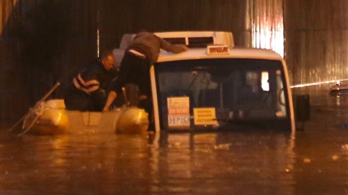 Merkez Sarıçam ilçesi Tarsus-Adana-Gaziantep otoyolunda köprü altında bir metreyi aşan su birikintisi nedeniyle 5 araç mahsur kaldı.
