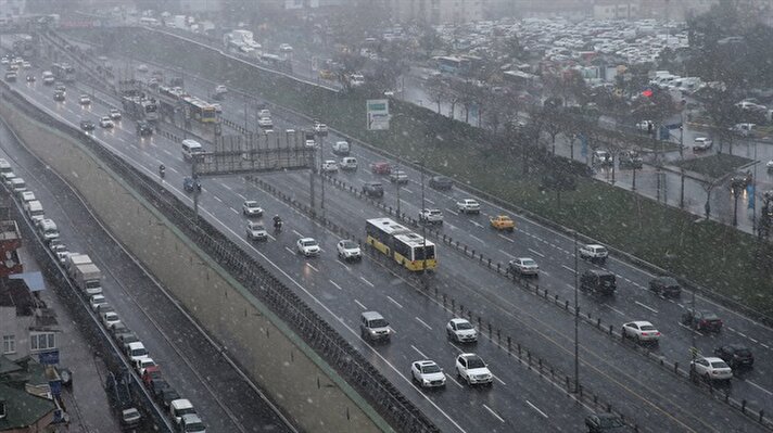 İstanbul'un yüksek kesimlerinde aralıklarla kar yağışı devam ederken, Okmeydanı bölgesinde kısa süreli kar yağışı görüldü.