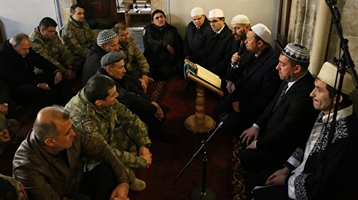 Prizren’in Şadırvan Meydanı’ndaki Sinan Paşa Camisi’nde yatsı namazından sonra program düzenlendi.

