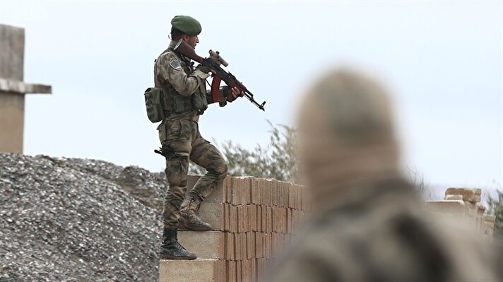 Özgür Suriye Ordusu (ÖSO) birlikleriyle Türk Silahlı Kuvvetleri (TSK) güçlerinin Afrin’deki ilerleyişi devam ediyor. Zeytin Dalı Harekatı’nın 6’ncı gününde Afrin’de etkisiz hale getirilen PKK/KCK/PYD-YPG ve DEAŞ terör örgütü mensubu sayısı 306’ya yükselirken, gerçekleştirilen hava harekatında ile teröristlere ait sığınak, barınak, mühimmat deposu ve silah mevzii olarak kullanılan toplam 25 hedef imha edildi.