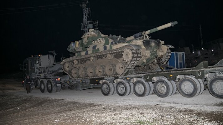  Kilis'in Öncüpınar Sınır Kapısı'ndan Suriye'nin Azez bölgesine askeri araç sevkiyatı yapıldı.