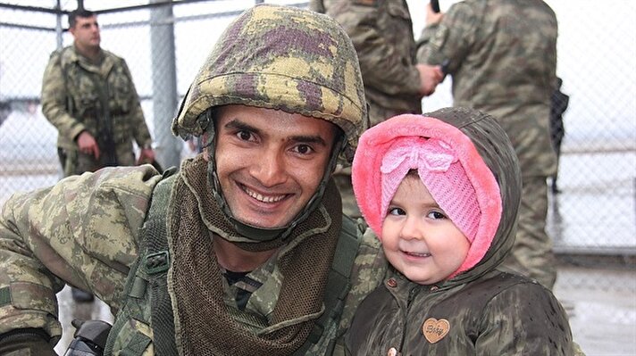 Türk Silahlı Kuvvetlerinin (TSK) ’Zeytin Dalı Harekatı’na katılmak üzere Bingöl’den 200 asker dualarla Afrin’e uğurlandı.