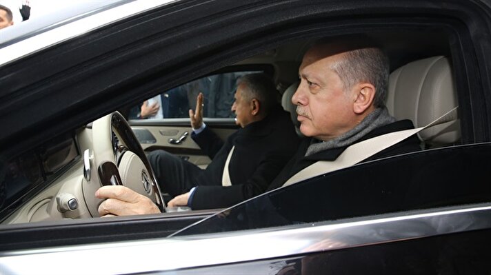 Cumhurbaşkanı Recep Tayyip Erdoğan, Kasımpaşa Hasköy Tüneli açılış töreninin ardından kendi kullandığı makam otomobiliyle Başbakan Binali Yıldırım ile birlikte tünelden geçti.  