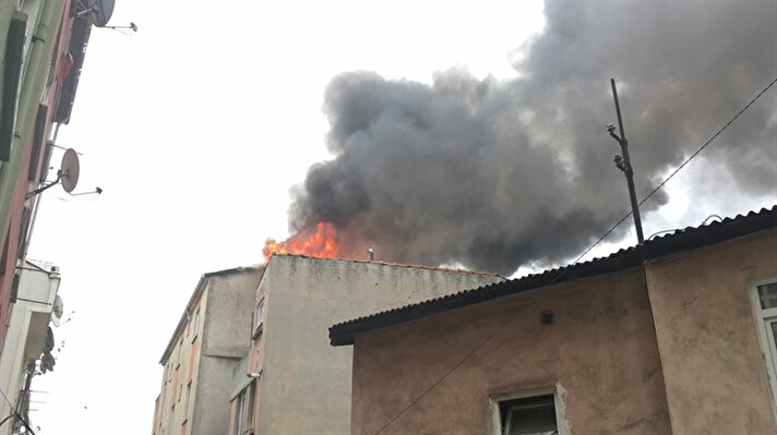 Edinilen bilgiye göre, Beyoğlu Kadı Mehmet Mahallesi Muit Sokak'ta bir binada henüz belirlenemeyen bir nedenle yangın çıktı. Altı katlı binanın çatısından çıkan dumanları gören vatandaşlar durumu itfaiye ekiplerine bildirdi. 