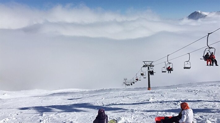 Isparta Davraz Kayak Merkezi’ndeki sisli hava kayak keyfi yapanlar için renkli görüntüler oluşturdu.
