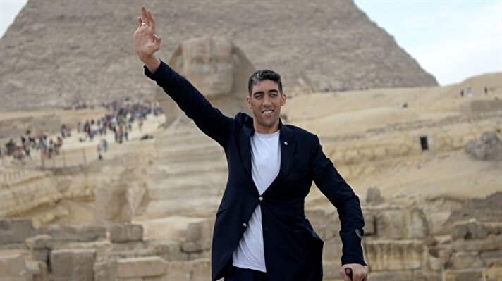 World's tallest man Sultan Kösen in Egypt