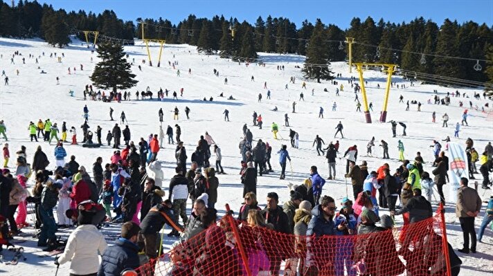 Türkiye’nin en önemli kış turizm merkezlerinden olan Uludağ sömestr tatili dolayısıyla cıvıl cıvıl. Kayakseverlerin akın ettiği Uludağ’da oteller yüzde yüz doluluk oranına ulaştı.