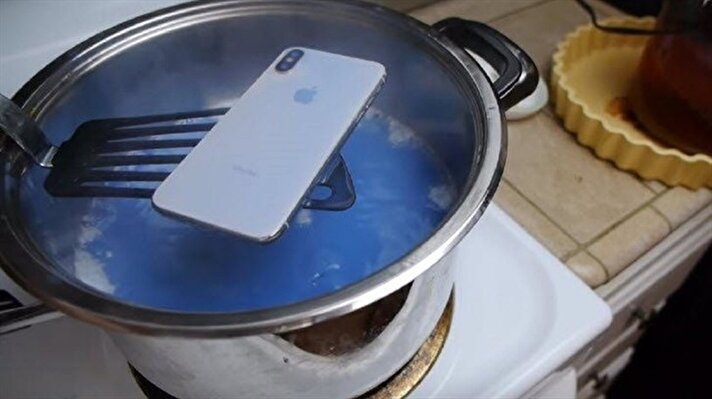 Fenomen kanal, yeni videosunda iPhone X'i bulaşık makinesinde kullanılan kapsül deterjanlarla pişirdi. 
