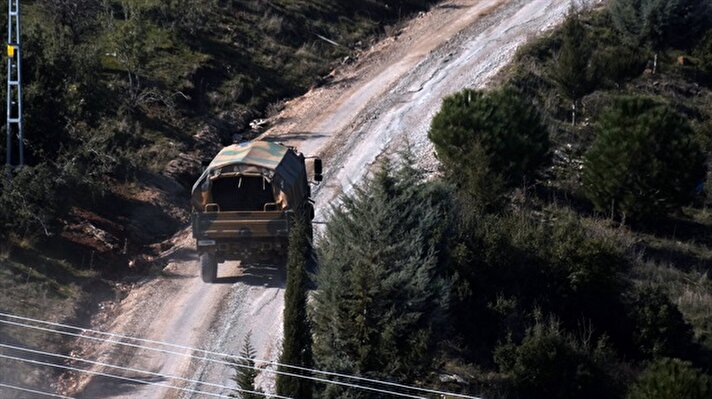 Suriye sınırında konuşlu birliklere takviye amaçlı gönderilen askeri araçlar, Kilis'e geldi. 