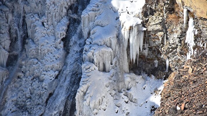 Kars-Ardahan karayolu üzerinde bulunan ve 15 metre yükseklikten su düşüşüne sahip Susuz Şelalesi'nin büyük bölümü, Doğu Anadolu Bölgesi'nde etkili olan soğuk hava nedeniyle buz tuttu. 

