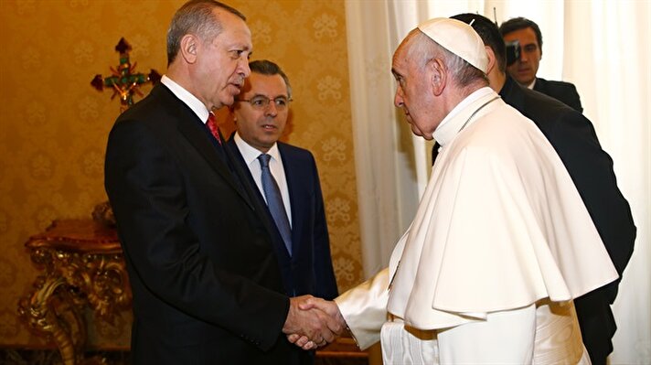 Cumhurbaşkanı Recep Tayyip Erdoğan, resmi temaslarda bulunmak üzere geldiği Vatikan'da törenle karşılandı.