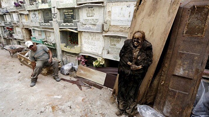 Yakınları tarafından düzenli olarak mezar ücreti ödenmeyen ölüler yerlerinden çıkarılıyor ve yeni müşterilere yer açılıyor. 