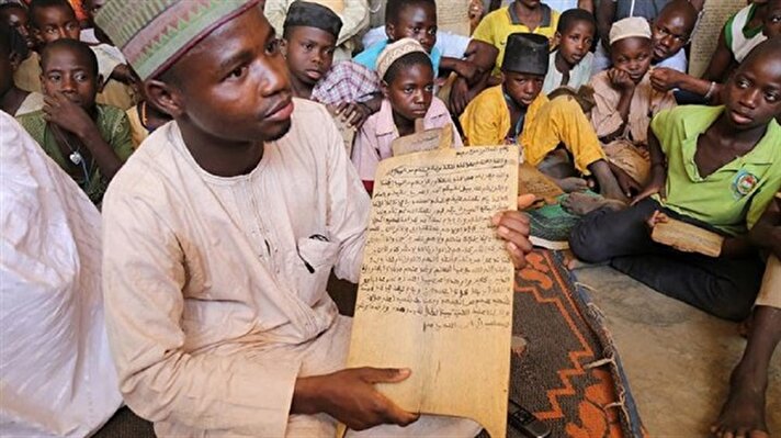 ألواح خشبية تحل محل الدفاتر الورقية بمدرسة نيجيرية
