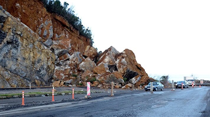 Zonguldak-İstanbul Karayolu'nun Kozlu ilçesine bağlı Ilıksu mevkisinde yamaçtan düşen kaya ve toprak parçaları, karayolunun Zonguldak istikametinin trafiğe kapanmasına neden oldu. 

