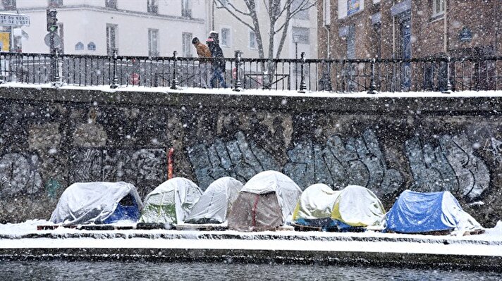 Migrants struggle through difficult conditions in Paris