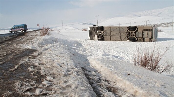 Kadir Kanal idaresindeki 06 DR 4484 plakalı yolcu otobüsü, buzlu yolda kayarak şarampole devrildi. 