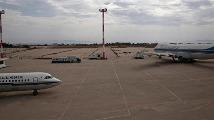 Yunanistan'ın başkenti olan Atina'da bir zamanlar tek havalimanı olan Hellenikon 2004 yılında kapatılmadan önce yılda 13 buçuk milyon yolcunun durağıydı.  