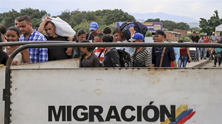 Venezuelans cross border to Colombia via Simon Bolivar Bridge