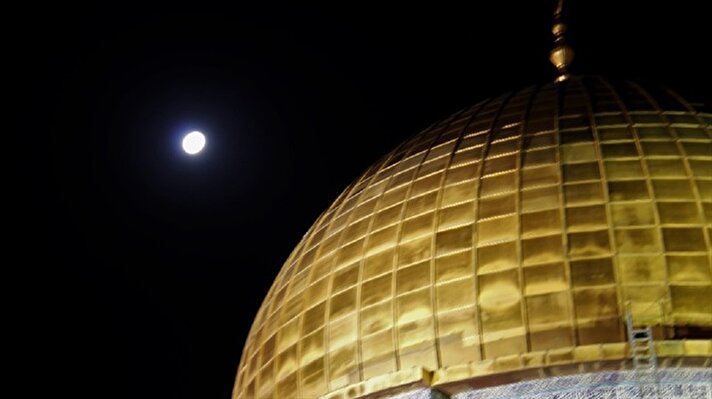 Mesmerizing full moon in Jerusalem