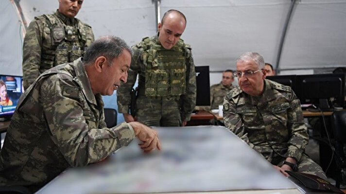 Genelkurmay Başkanlığından yapılan açıklamaya göre, Akar'a Kara Kuvvetleri Komutanı Orgeneral Yaşar Güler ve Hava Kuvvetleri Komutanı Orgeneral Hasan Küçükakyüz eşlik etti.

