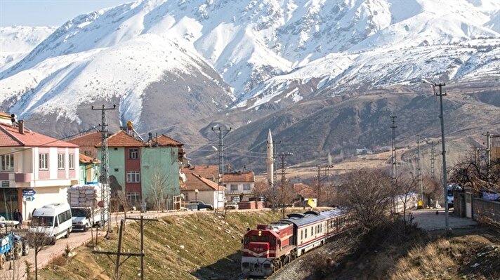 Turkey's Kurtalan Express Train takes citizens on wonderful journey for 74 years