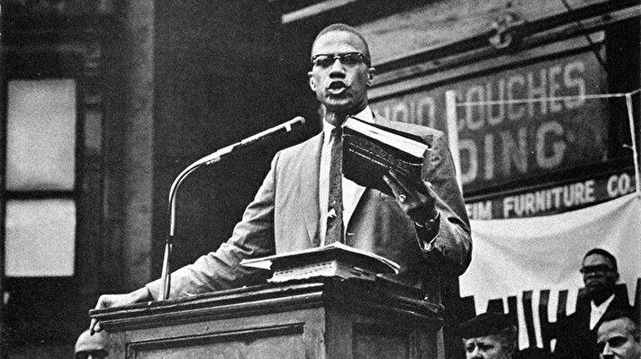 Asıl adı Malcolm Little olan Malcolm X, siyahi Amerikalıların özgürlüklerine kavuşamayacağına ve Afrika'ya dönmeleri gerektiğine inanan Earl Little adlı bir vaizin oğlu olarak 1925'te dünyaya geldi.