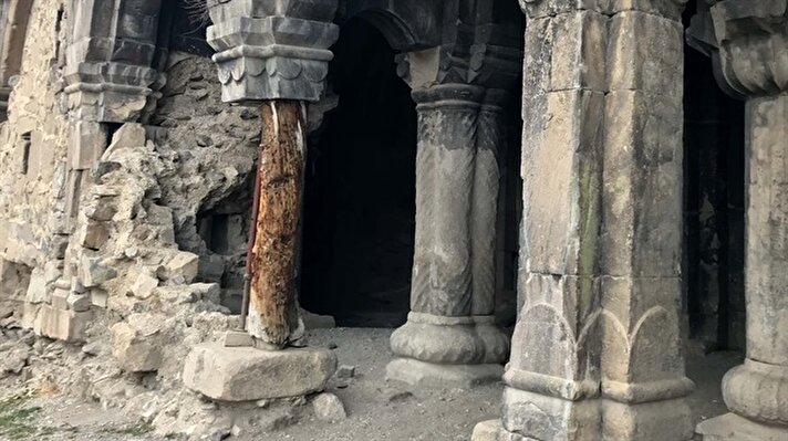İlçenin Çamlıyamaç Mahallesi'nde, kral Adernese'nin oğulları Bagrat ve Davit tarafından, 963-973 yılları arasında o yörede yaşayan insanlar için yaptırılan kilisenin, zamanla çeşitli nedenlerle duvarları, süslemeleri ve sütunları zarar gördü.

