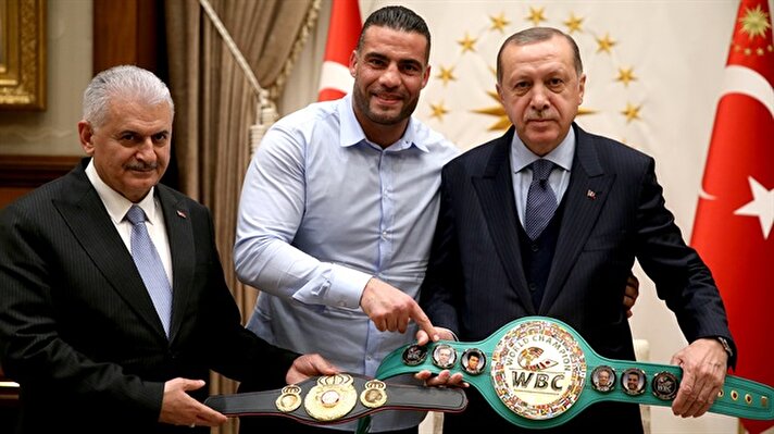 Cumhurbaşkanlığı Külliyesi'nde basına kapalı gerçekleştirilen kabulde Charr, Rus boksör Alexander Ustinov'u yenerek ilk kez dünya şampiyonluğuna ulaşarak kazandığı kemerleri Cumhurbaşkanı Erdoğan'a takdim etti. 