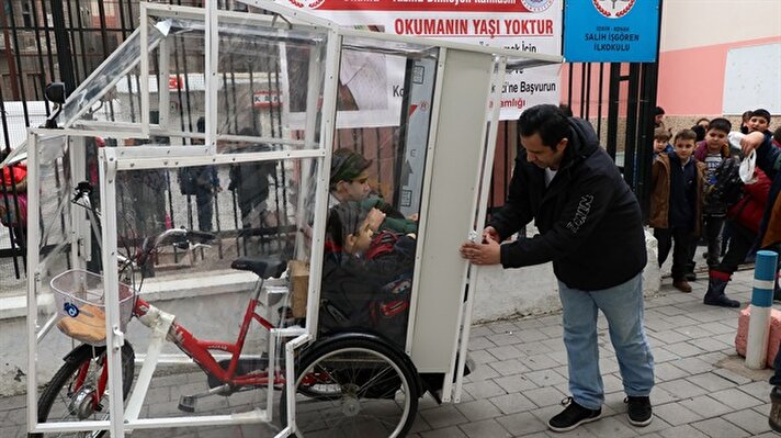 أب تركي يحول دراجته إلى عربة مدرسة لحماية ابنيه من البرد
